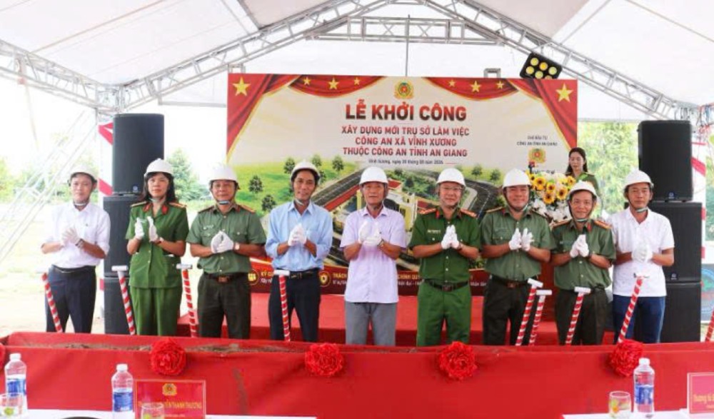 Delegates perform the groundbreaking ceremony for the construction of Vinh Xuong Commune Police Headquarters. Photo: Binh An/An Giang Police
