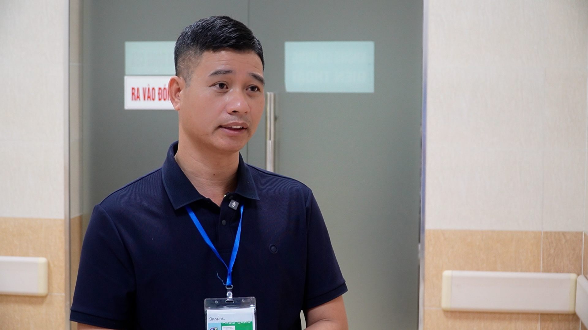 Anh Nguyễn Văn Mạnh, ở phường Chương Mỹ, Hà Nội chồng của bệnh nhân bị nghe kém suốt 33 năm. Ảnh: Hạnh Thơm 