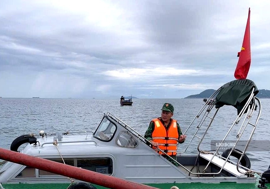 Border Guard Station of Cua Lo - Ben Thuy port supports fishermen's families to salvage sunken fishing boats at sea. Photo: Duy Chuong