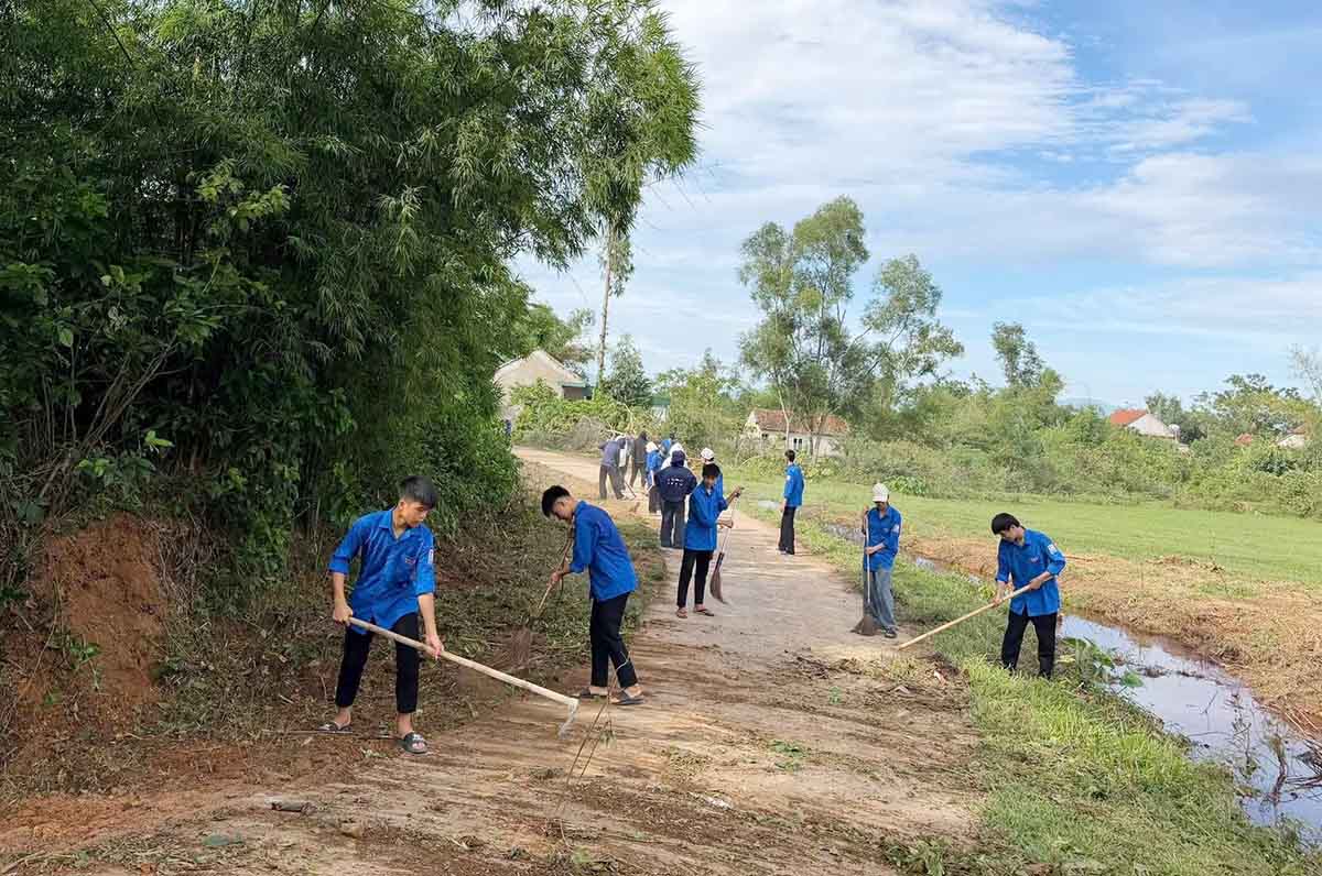 Ha Tinh youth participate in clearing and expanding rural traffic roads. Photo: Ha Tinh Provincial Youth Union