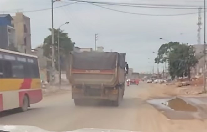 The traffic police force has just fined the first case for not doing business in transporting goods with money. Photo: Traffic Police Department