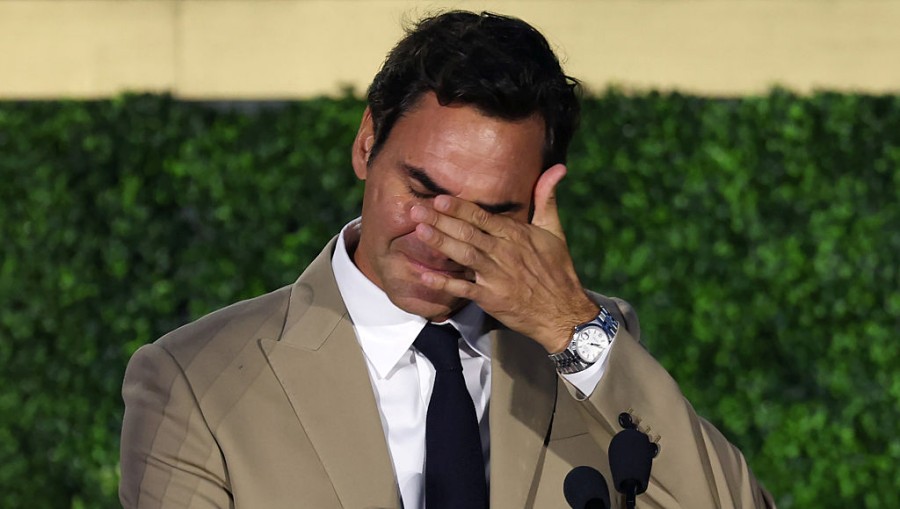Roger Federer fond en larmes lors de son discours lors de la cérémonie d'hommage au Temple des légendes. Photo: ATP Tour