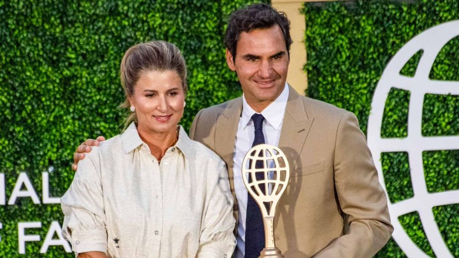 Người giới thiệu Federer lên phát biểu chính là vợ của anh, Mirka. Ảnh: ATP Tour