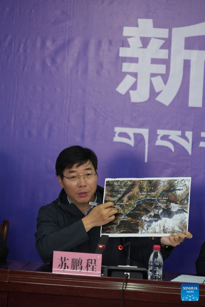 Nhà nghiên cứu Su Pengcheng phát biểu tại cuộc họp báo về công tác cứu hộ sau vụ lũ bùn tại cảng Gyirong, Tây Tạng, Trung Quốc, ngày 30.8. Ảnh: Xinhua