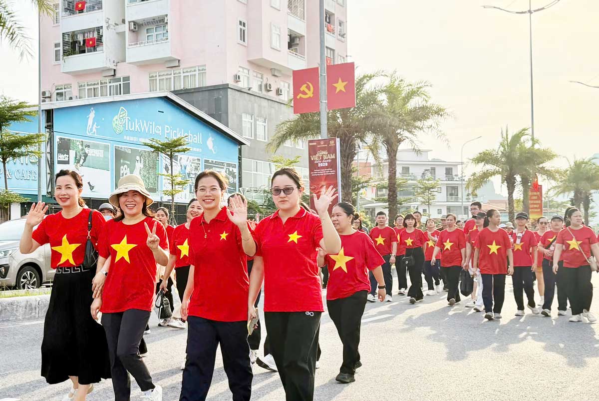 Sắc áo đỏ sao vàng của các đại biểu và người dân tạo nên không khí sôi động, rực rỡ tại chương trình “Cùng Việt Nam tiến bước”. Ảnh: Thanh Tùng