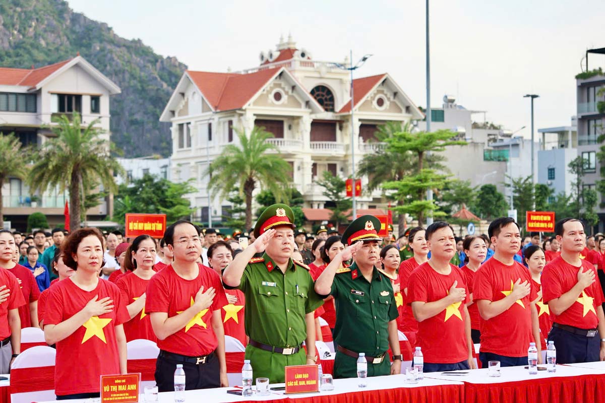 From 6 am, Quang Ninh bridge point connects with the Central program and performs the Flag-raising Ceremony. Photo: Thanh Tung