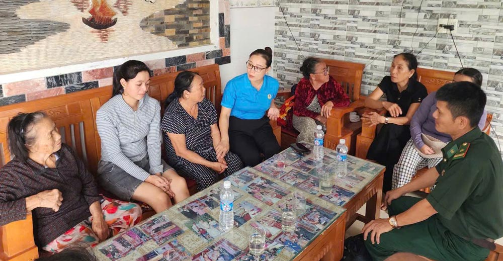 Nui Thanh Commune Trade Union, Da Nang visits and encourages families of fishermen on fishing vessel QNa-90859-TS, the vessel that encountered an accident at sea. Photo: Nui Thanh Trade Union