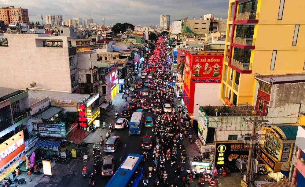 Kẹt xe đường Xô Viết Nghệ Tĩnh đoạn gần nút giao Hàng Xanh. Ảnh: Minh Quân