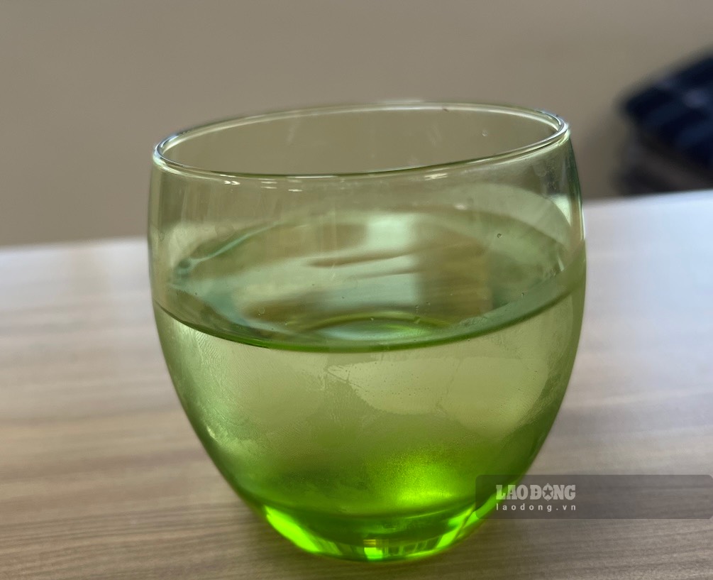 People with high uric acid should drink enough filtered water. Photo: Kieu Vu