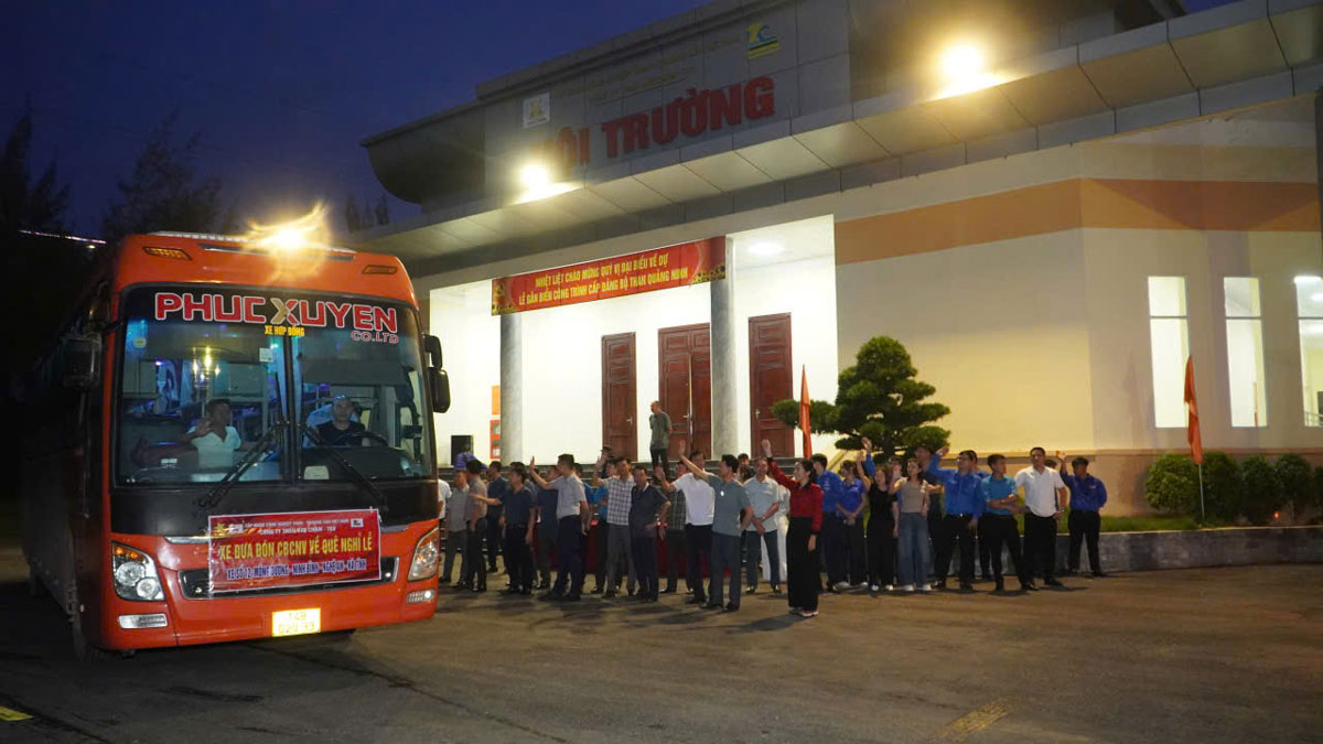 From early morning, company leaders and officials from specialized departments and mass organizations were present to support and wave to workers on their way home for the holiday. Photo: Khe Cham Coal Company