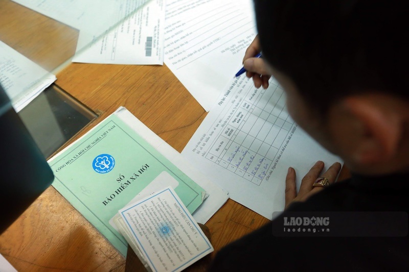 The conversion to using personal identification numbers and ID cards to replace social insurance codes does not affect pension and allowance payments... Photo: Hai Nguyen