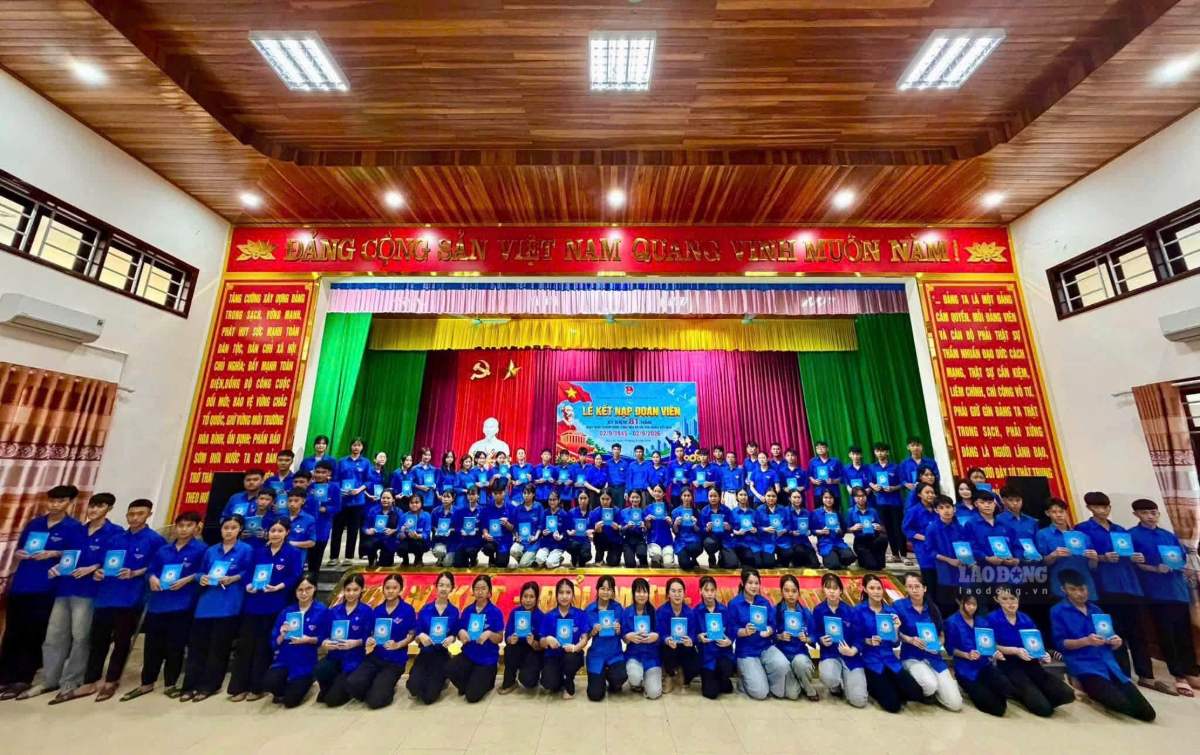 110 thanh niên ưu tú tại xã Hải Lộc được trao quyết định kết nạp vào Đoàn TNCS Hồ Chí Minh. Ảnh: Duy Chương