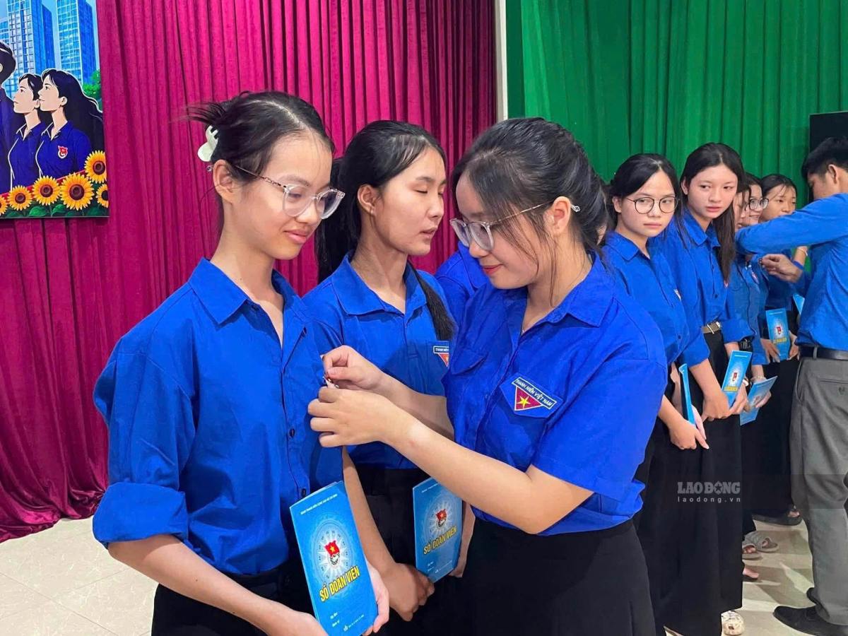 New union members attend the admission ceremony on the occasion of the August Revolution and National Day September 2. Photo: Duy Chuong