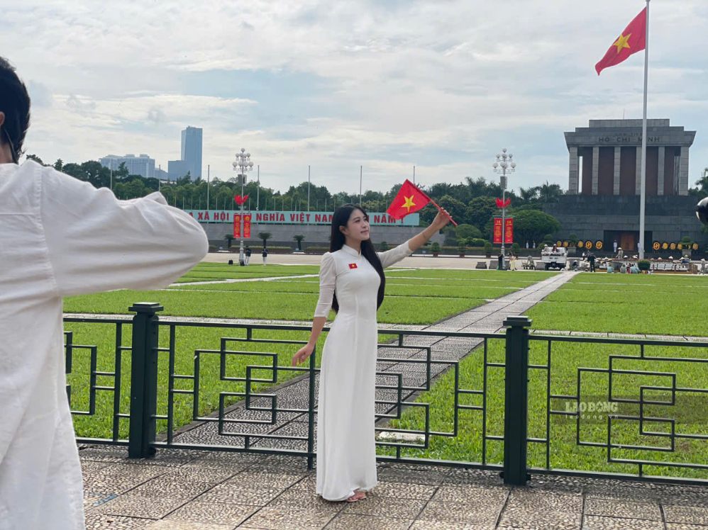 Nhiều bạn trẻ lựa chọn thuê thợ ảnh riêng để có những bộ ảnh chỉn chu, chất lượng hơn. Ảnh: I La
