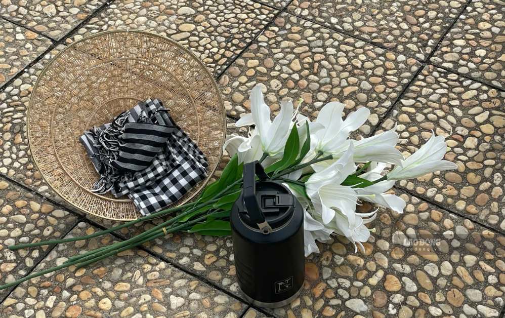 Nón lá, bình nước, hoa loa kèn trắng, chiếc khăn caro là những vật dụng không thể thiếu của du khách khi “thả dáng” tại Lăng Bác. Ảnh: I La