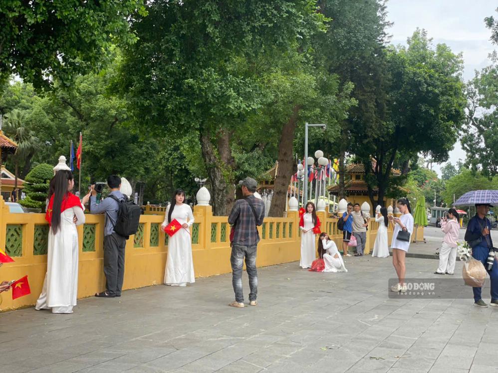 The sidewalk next to the Ministry of Foreign Affairs building is always packed. Photo: I La