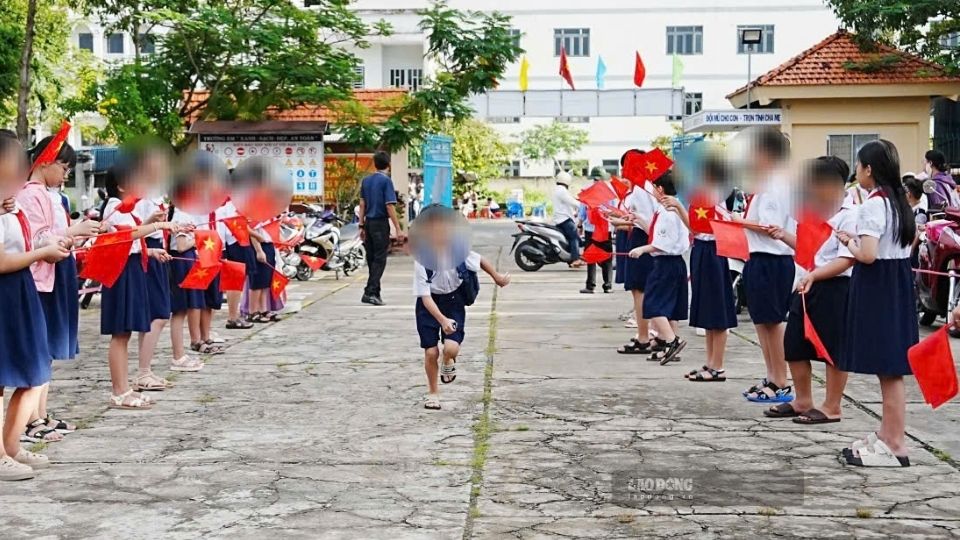 Giáo viên và học sinh Vĩnh Long chuẩn bị cho ngày khai giảng năm học mới. Ảnh: Hoàng Lộc