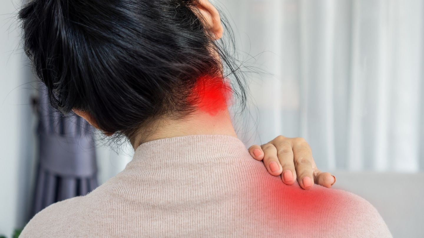 If sitting for a long time and exercising less is prolonged, pain may appear frequently, making neck and shoulder pain worse. Photo: AI