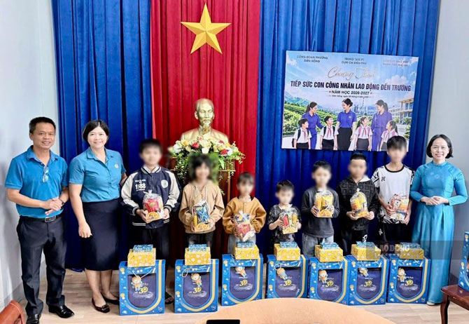 Dien Hong Ward Trade Union coordinates and gives gifts to children of union members and workers. Photo: Trade Union provided