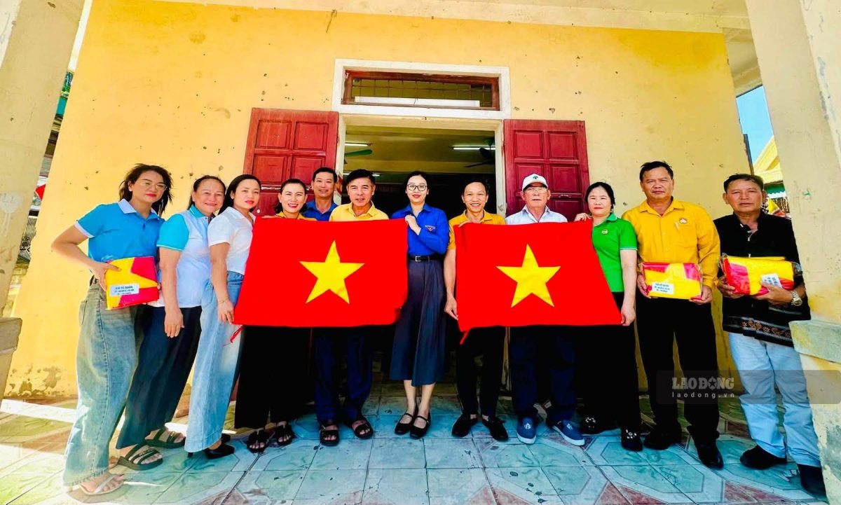 Những lá cờ Tổ quốc được trao tới khu dân cư, góp phần lan tỏa tinh thần đoàn kết lương - giáo dịp Quốc khánh 2.9. Ảnh: Duy Chương