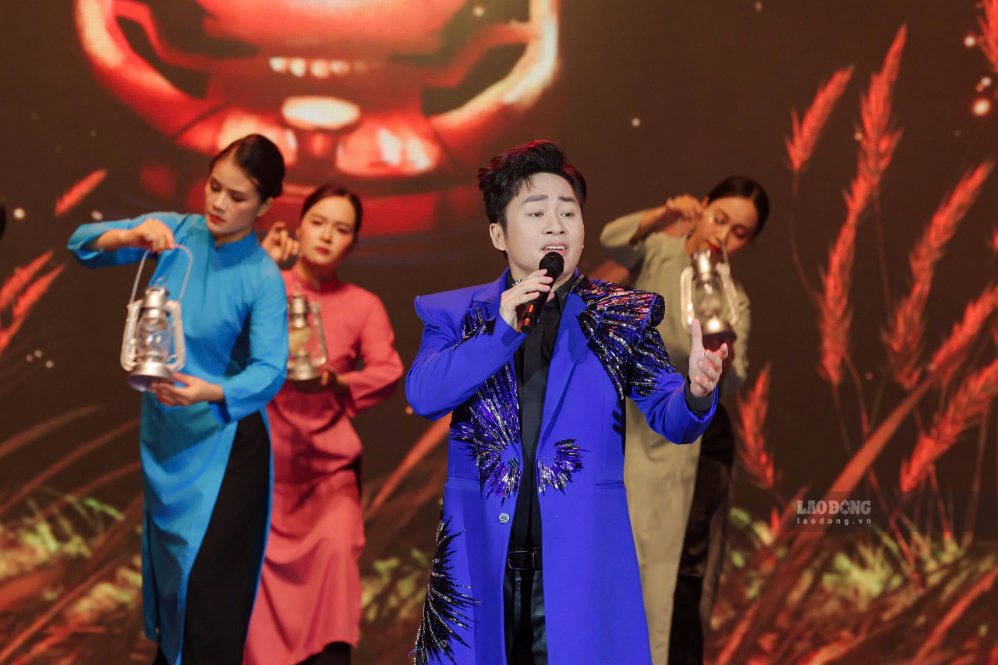 Tùng Dương thể hiện “Nỗi đau giữa hòa bình” ở đêm nhạc Ơn nghĩa sinh thành. Ảnh: Hải Nguyễn