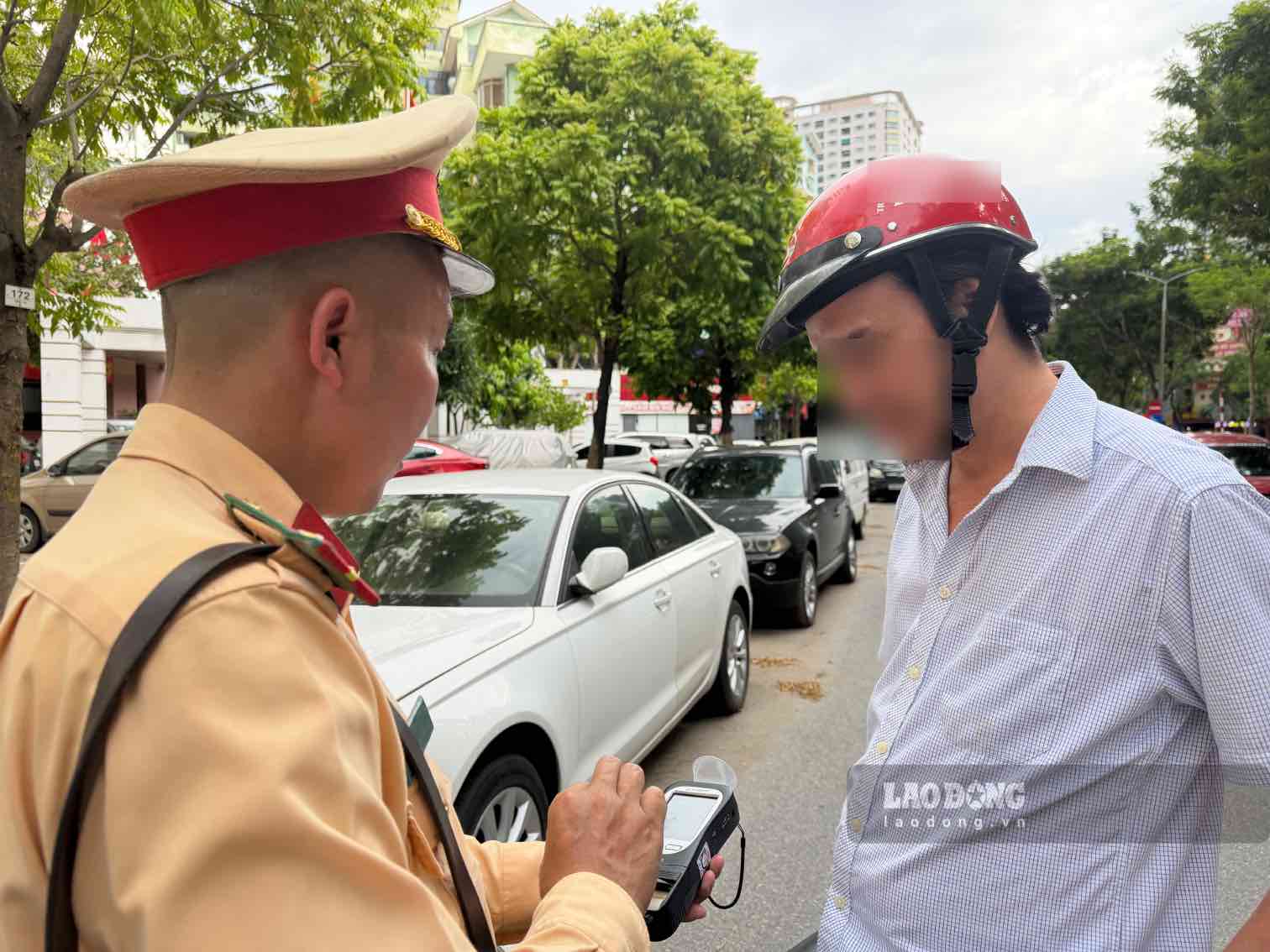 Lực lượng CSGT Hà Nội kiểm tra nồng độ cồn trong ngày thứ hai nghỉ lễ Quốc khánh. Ảnh: Minh Hạnh