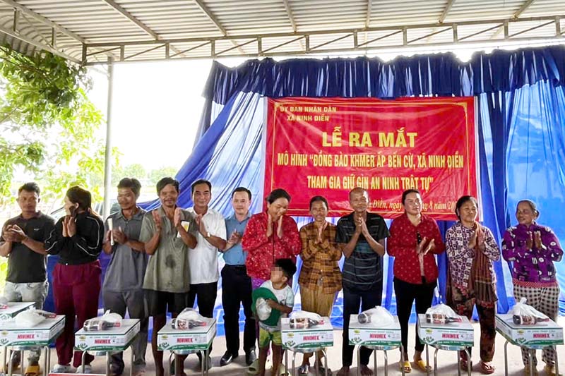 Trưởng ban Chỉ đạo mô hình Trần Thế Hiệp trao quà cho các hộ gia đình người Khmer có hoàn cảnh khó khăn trên địa bàn. Ảnh: Cổng TTĐT Công an tỉnh Tây Ninh