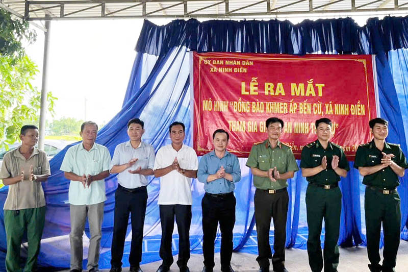 The Steering Committee of the model "Khmer people of Ninh Dien commune participate in maintaining security and order" was launched at the ceremony. Photo: Tay Ninh Provincial Police e-Portal