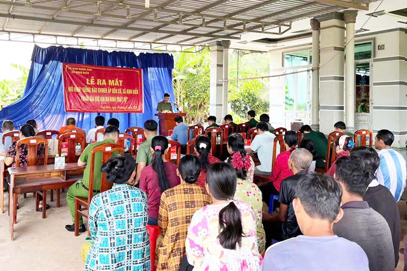 Người dân đồng bào dân tộc Khmer đến tham dự Lễ ra mắt mô hình “Đồng bào Khmer xã Ninh Điền tham gia giữ gìn an ninh, trật tự”. Ảnh: Cổng TTĐT Công an tỉnh Tây Ninh