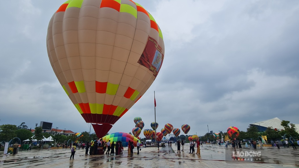 Kinh khí cầu tại Quảng trường Hùng Vương, phường Bạc Liêu, tỉnh Cà Mau. Ảnh: Nhật Hồ.