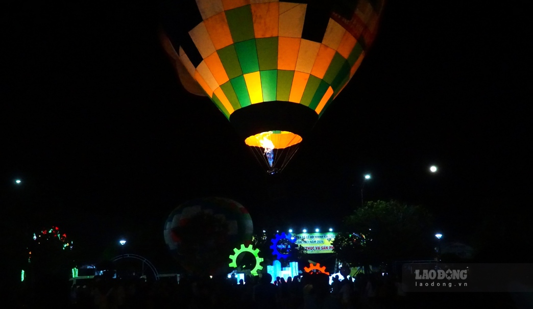Sparkling balloons flying at night in Hung Vuong Square, Bac Lieu ward, Ca Mau province. Photo: Nhat Ho.