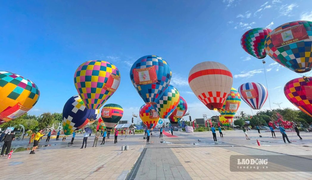 Năng lên, kinh khí cầu bay lượn tại Quảng trường Hùng Vương, phường Bạc Liêu, tỉnh Cà Mau. Ảnh: Nhật Hồ.