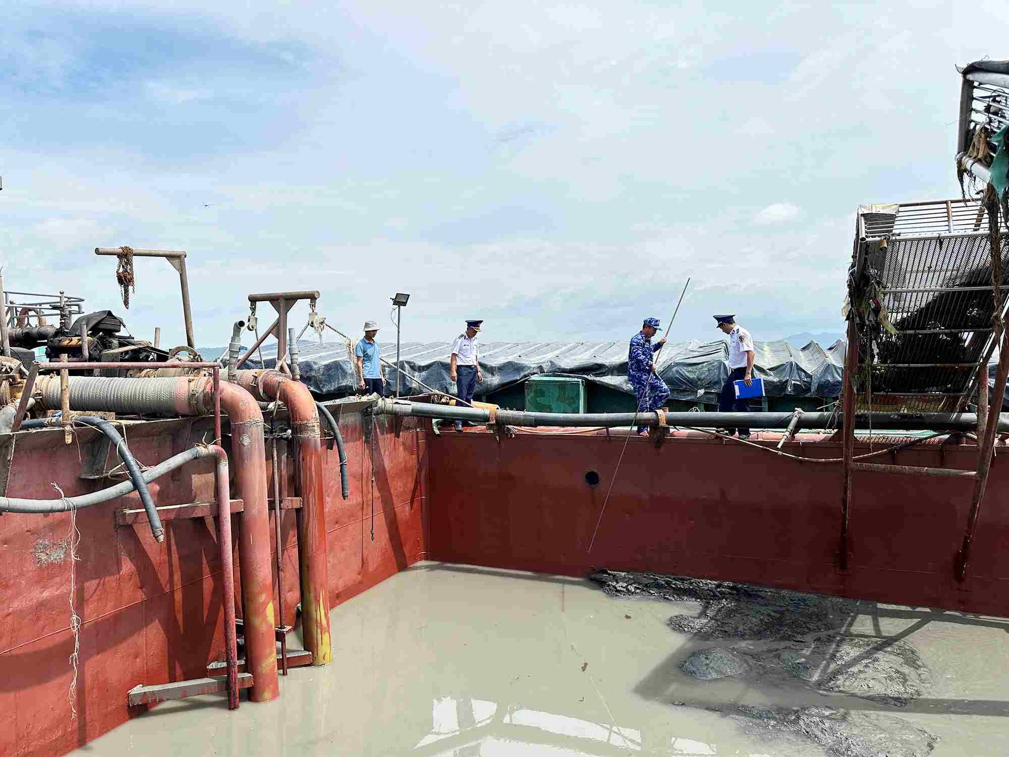 Temporarily detaining a ship carrying 200m3 of sand of unknown origin in Can Gio sea area