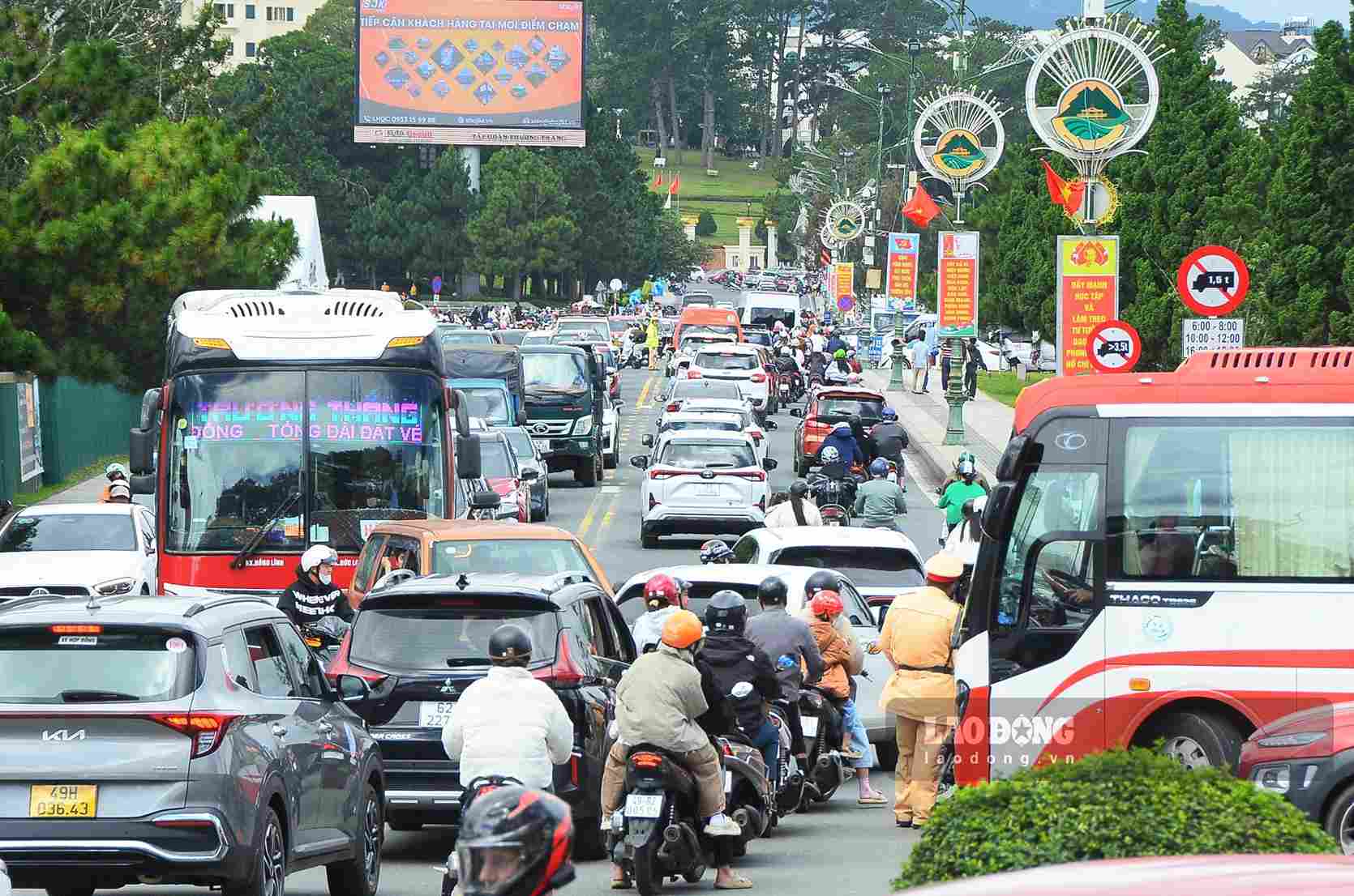 Cảnh sát giao thông phân luồng, bảo đảm an toàn giao thông trên các tuyến đường ở Đà Lạt. Ảnh: Phúc Khánh