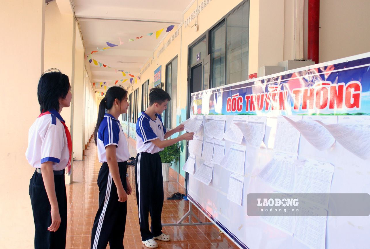 Các em học sinh  tra cứu danh sách phân lớp và các thông tin tuyển sinh, quy định sinh hoạt nội trú được niêm yết công khai trên bảng thông báo. Ảnh: Thanh Mai