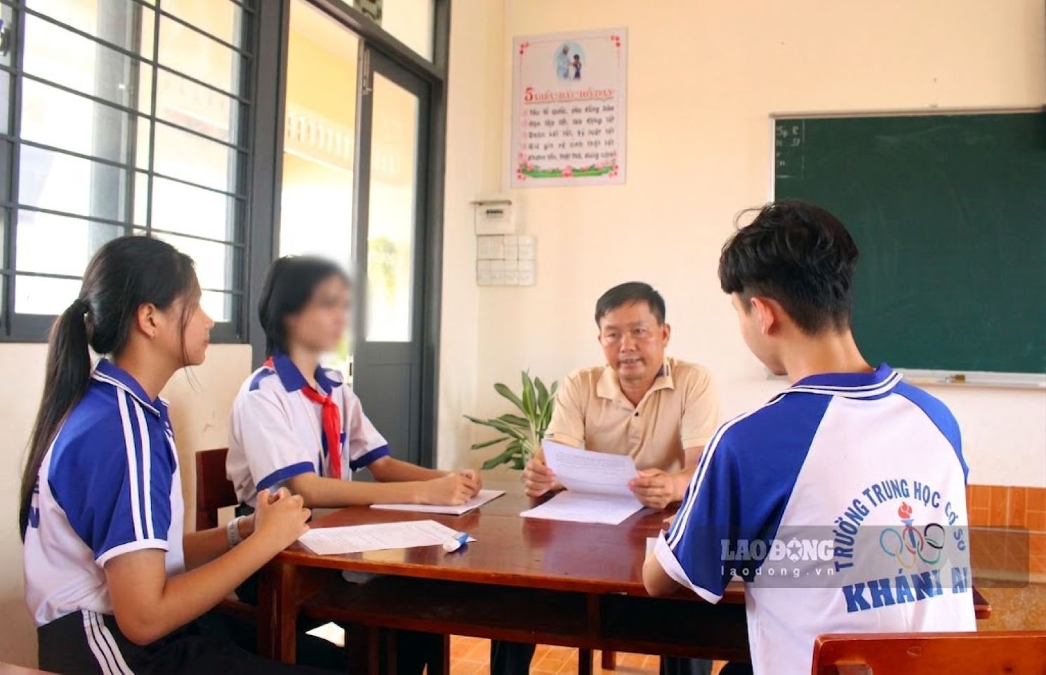 Do có một số học sinh người Việt, có hộ khẩu tại xã Khánh An, đang theo cha mẹ sinh sống tại xã Prek Chrey hay  (huyện Koh Thom, tỉnh Kandal, Vương quốc Campuchia) nên nhà trường sinh hoạt thêm để các em nắm đầy đủ thông tin về trường nội trú. Ảnh: Thanh Mai