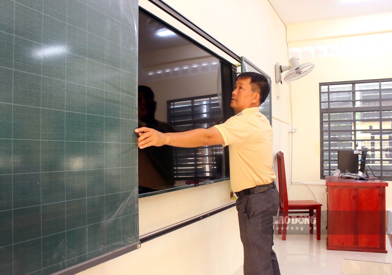 Lớp học được trang bị hệ thống bảng trượt kết hợp màn hình tương tác thông minh, tạo điều kiện thuận lợi cho giáo viên đẩy mạnh ứng dụng công nghệ thông tin vào bài giảng. Ảnh: Thanh Mai
