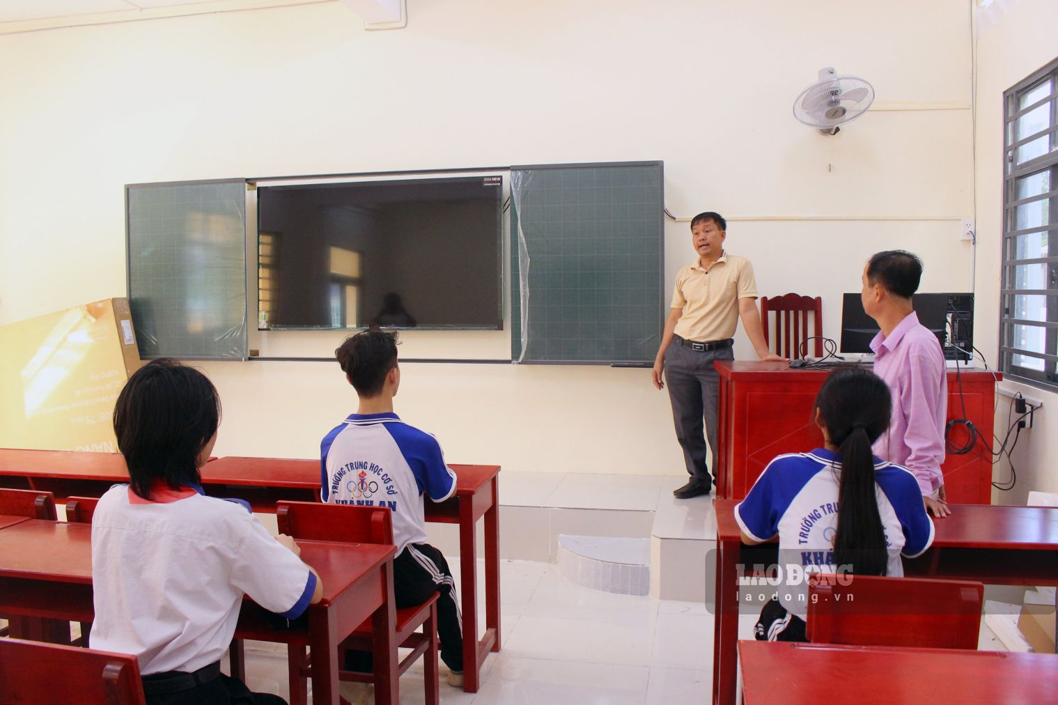 Với thiết bị hiện đại tích hợp sẵn, thầy cô giáo có thể dễ dàng giảng dạy trực tiếp qua file dữ liệu mà không cần mang theo máy tính cá nhân cồng kềnh lên lớp. Ảnh: Thanh Mai