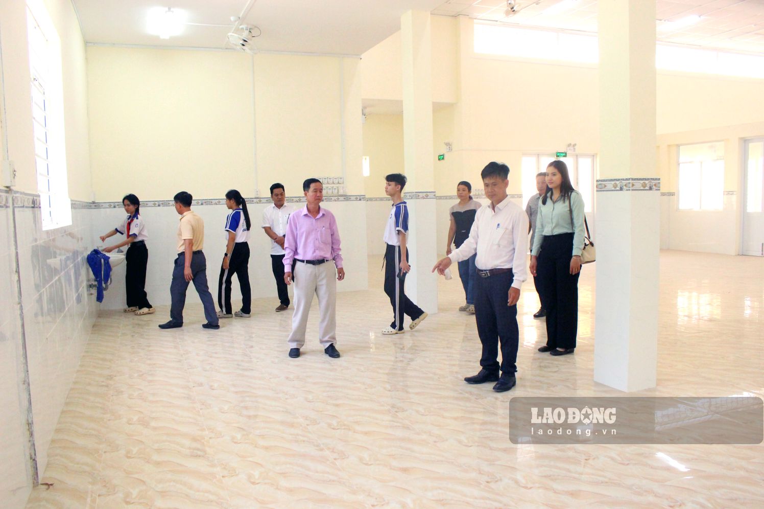 Đoàn công tác rà soát khu vực nhà ăn tập thể, các tiêu chuẩn vệ sinh an toàn thực phẩm cho bữa ăn nội trú của học sinh. Ảnh: Thanh Mai