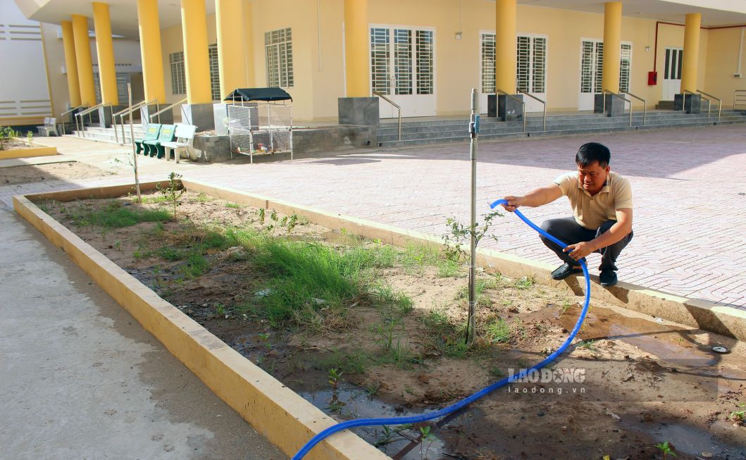 Cán bộ, nhân viên nhà trường tích cực tưới nước, chăm sóc các bồn hoa kiểng, hoàn thiện cảnh quan xanh - sạch - đẹp để sẵn sàng chào đón năm học mới. Ảnh: Thanh Mai