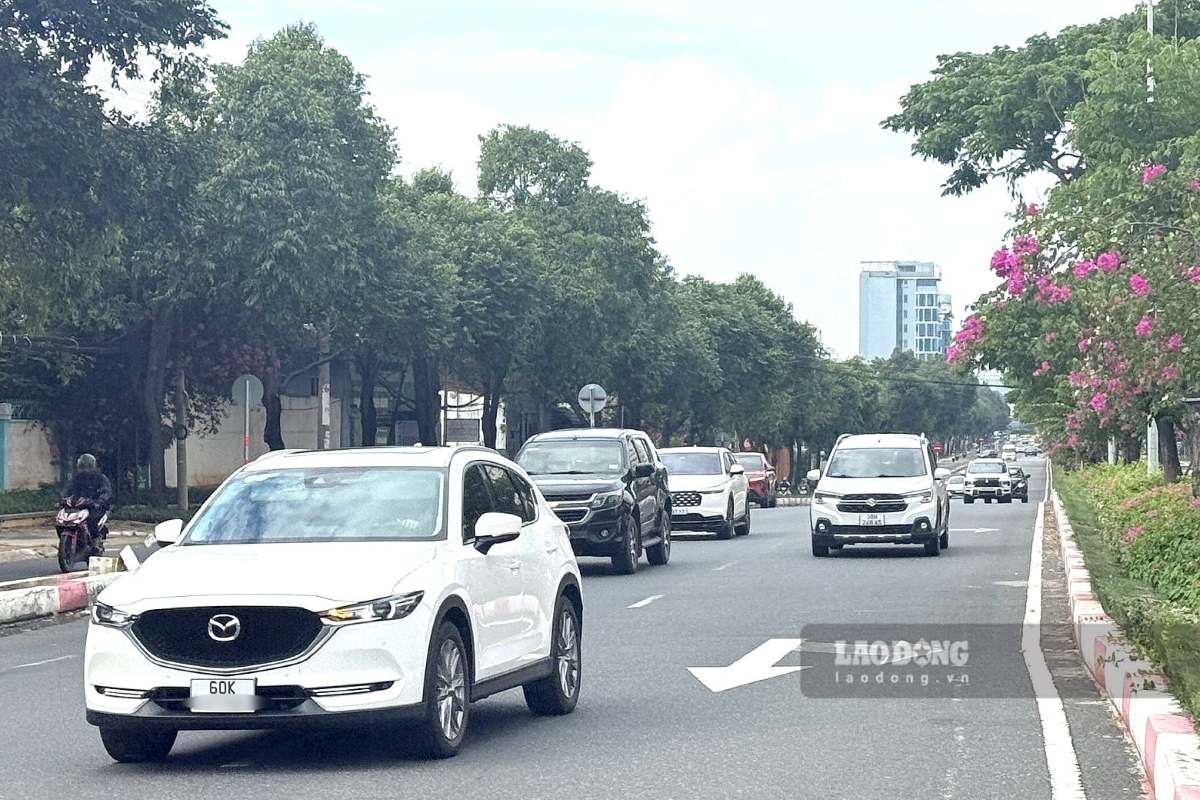 Lượng xe lưu thông khá đông trên tuyến đường cửa ngõ vào Vũng Tàu trưa 30.8. Ảnh: Thành An