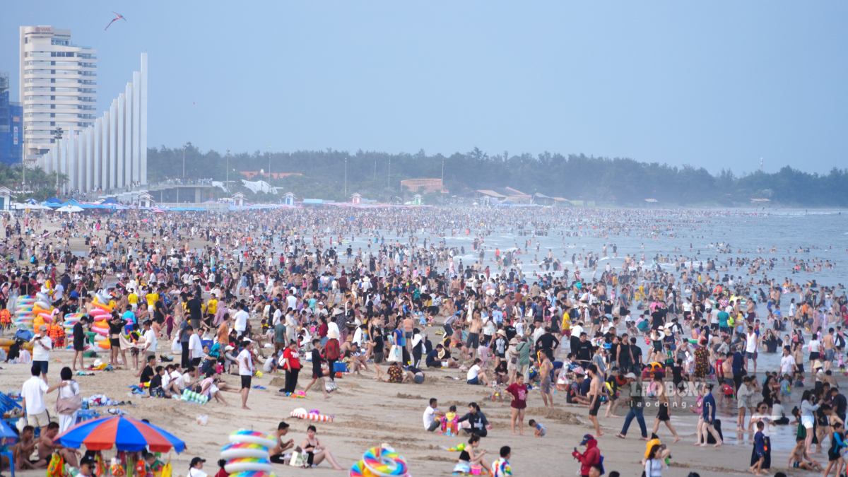 Vung Tau beach is packed with tourists on the afternoon of August 30, the 2nd day of the 2nd holiday. Photo: Thanh An