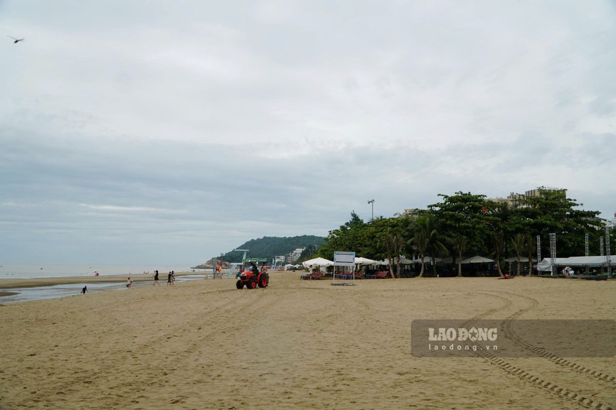 Bãi biển Sầm Sơn khá thưa vắng trong ngày đầu nghỉ lễ (29.8). Ảnh: Quách Du