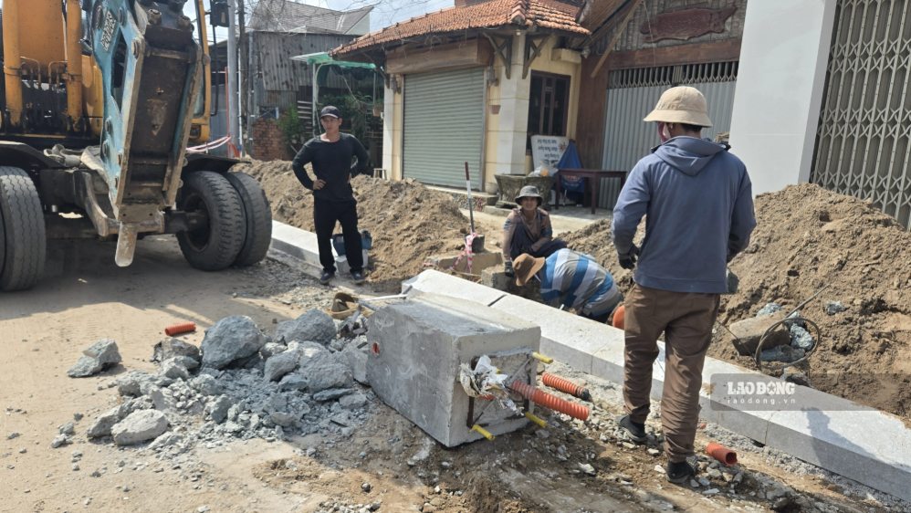 Công nhân và máy móc thi công chiều 30.8. Ảnh: Duy Tuấn