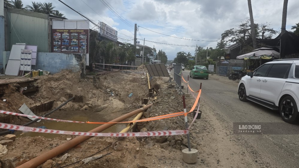 Cars slowly circulate on the Mui Ne tourist route under construction during the holidays 2. 9. Photo: Duy Tuan