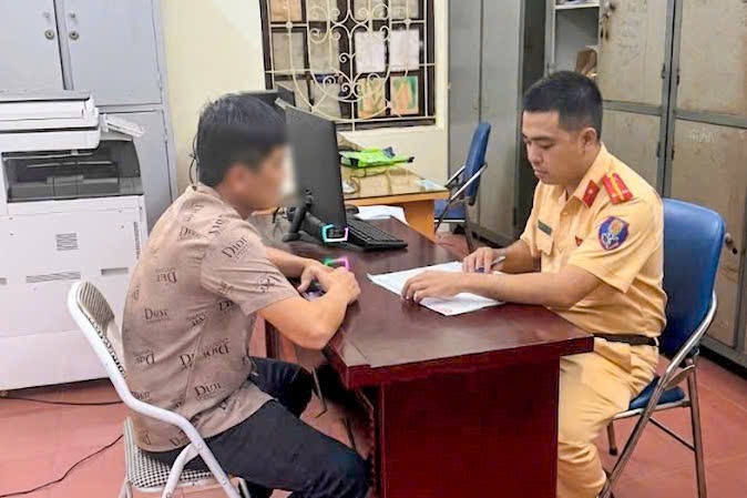Tài xế làm việc tại cơ quan công an. Ảnh: Phòng CSGT Hà Nội
