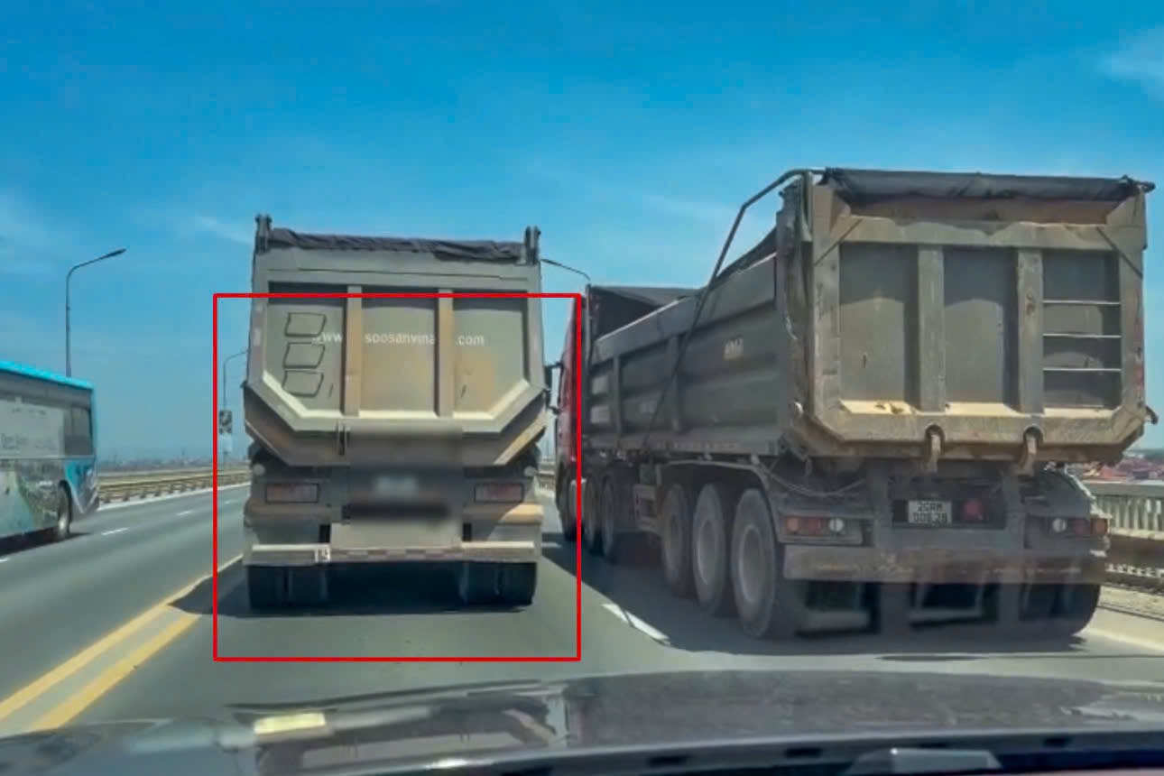 Trailer trucks drive slowly but do not go to the right lane on Thang Long bridge. Photo: Hanoi Traffic Police Department