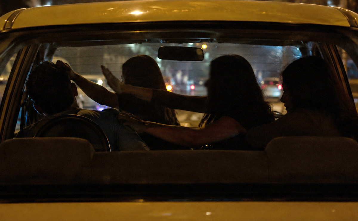 Vụ nhóm hành khách xô xát với tài xế taxi đang được cơ quan chức năng xác minh. Ảnh: AI