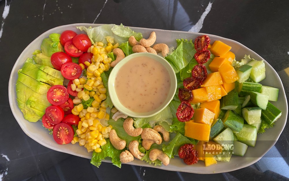 Adding nuts, beans, avocados, and vegetables to daily meals can contribute to supporting the control of uric acid. Photo: Tra My