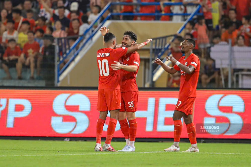 Hanoi Police celebrate the 5-0 victory over Ho Chi Minh City Police in the 2026 National Super Cup match. Photo: Minh Dan